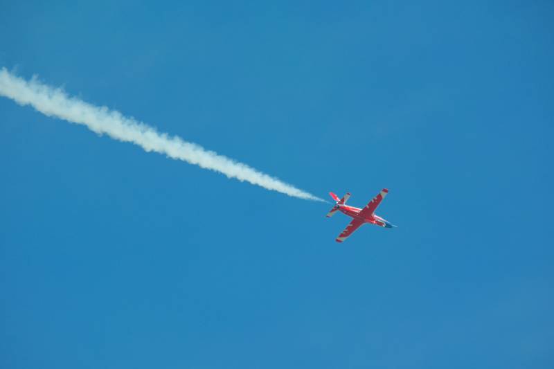 红机划破蓝天图片