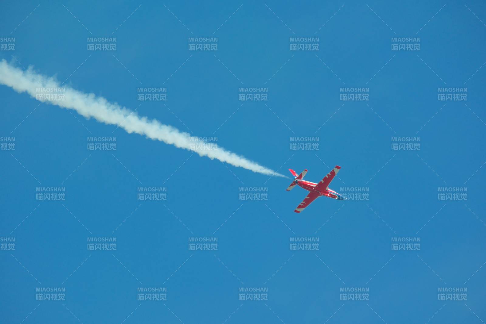 红机划破蓝天图片