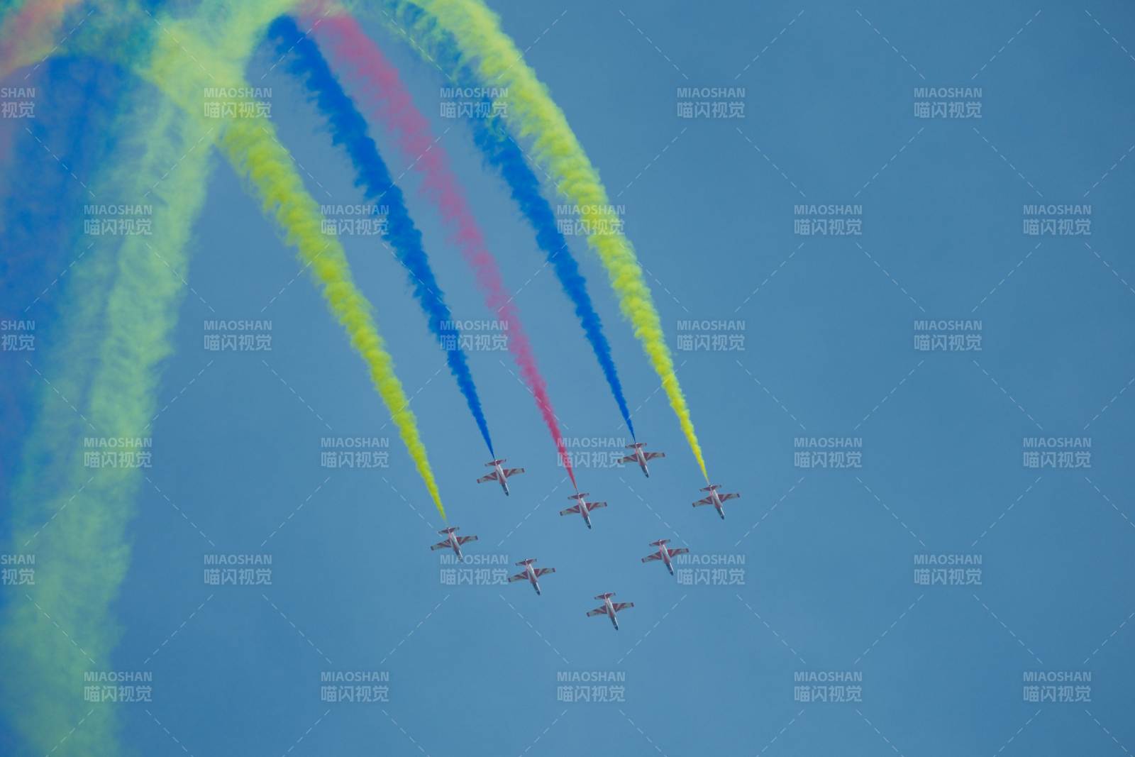 航展彩烟飞舞 蓝天炫技图片