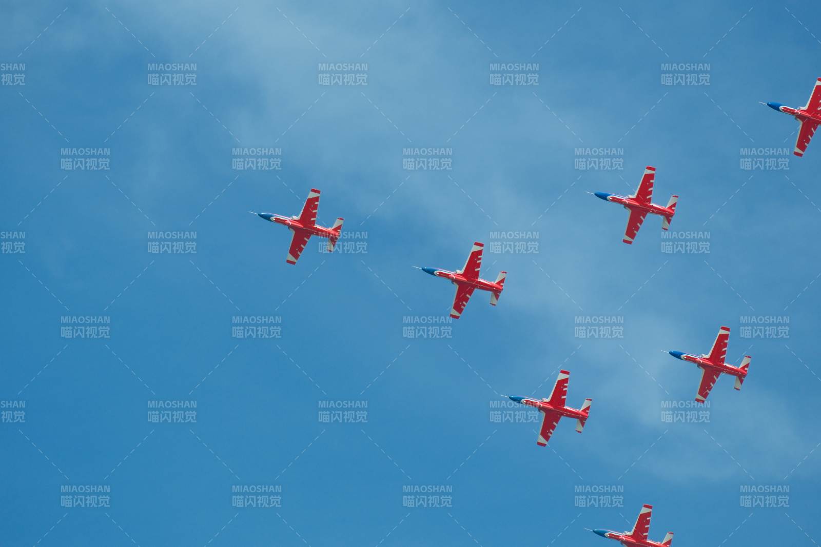 红鹰编队翱翔蓝天图片