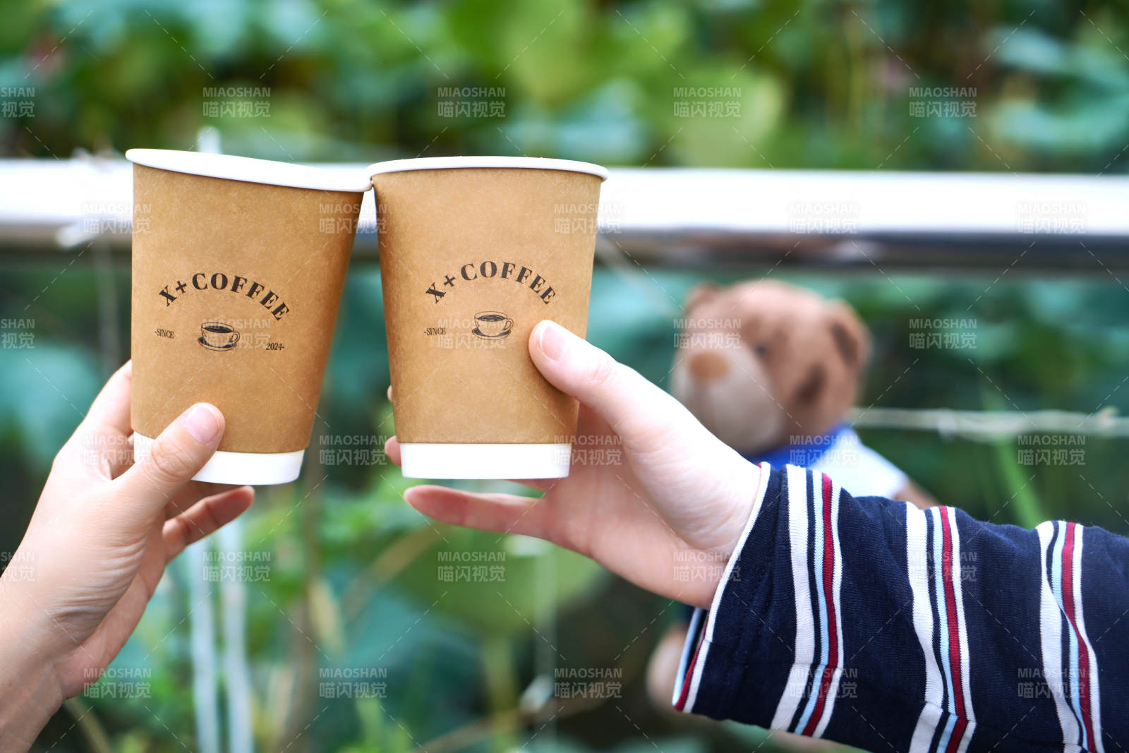 咖啡碰杯 萌犬相伴图片