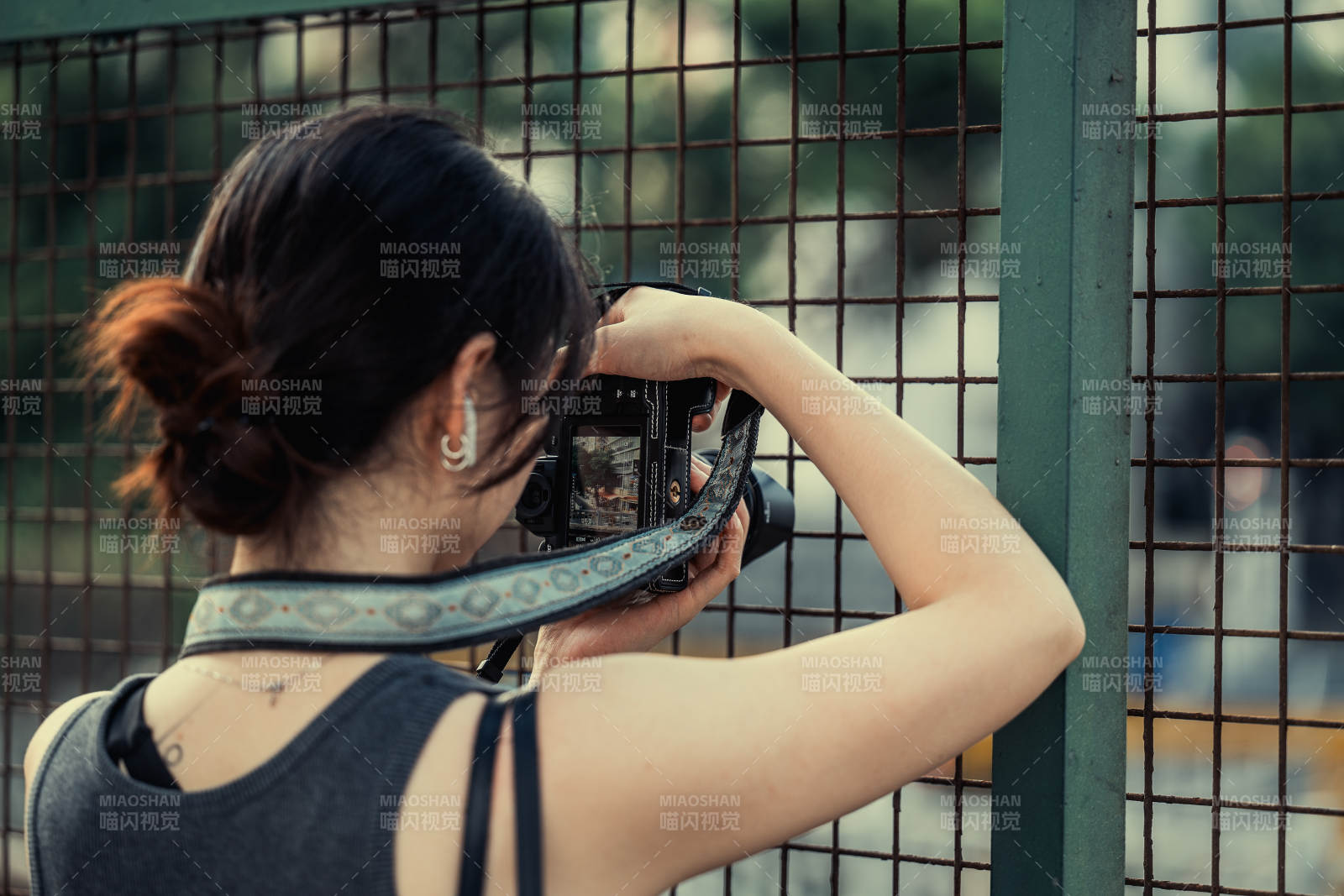 镜头后的她图片