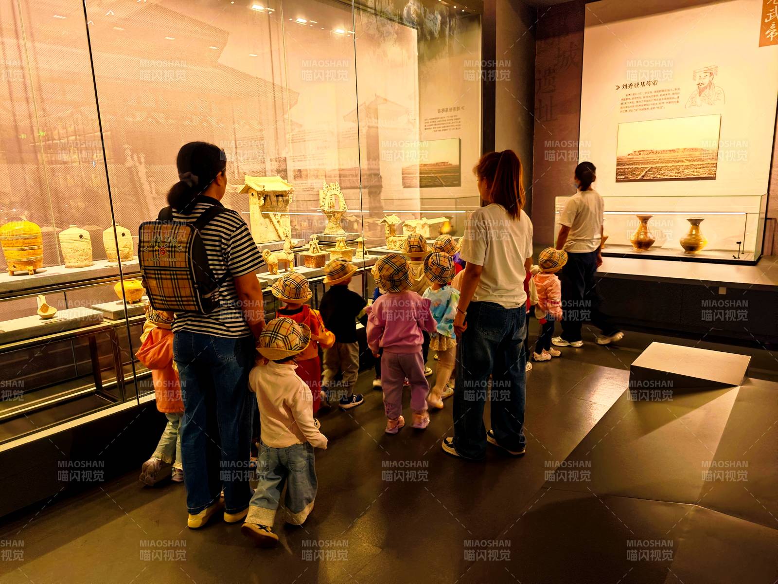 老师带领幼儿园的小朋友集体参观博物馆图片