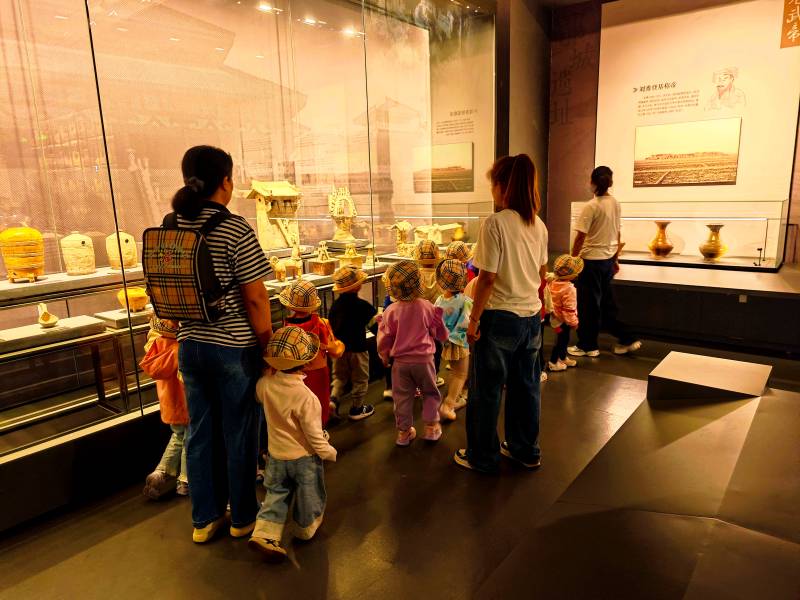 老师带领幼儿园的小朋友集体参观博物馆图片