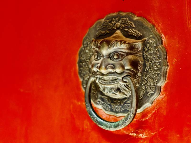 铜狮门环红墙图片