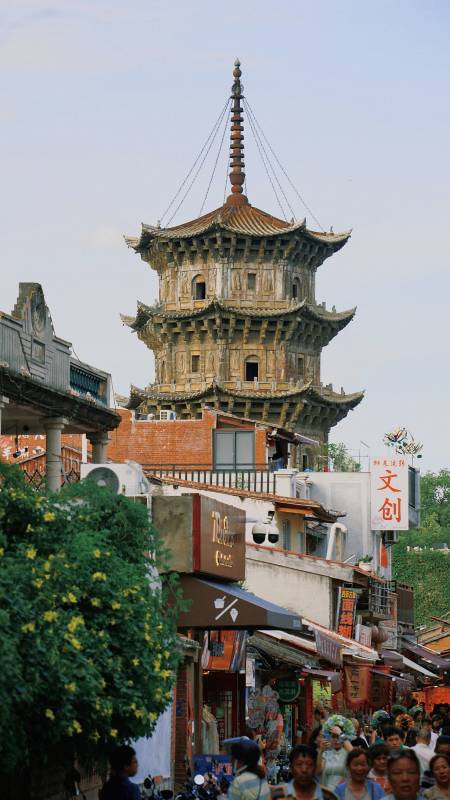 开元寺东西塔旁的街景繁华图片