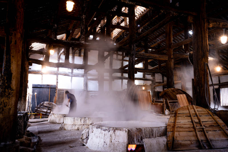 自贡盐井蒸汽弥漫的古朴工坊图片