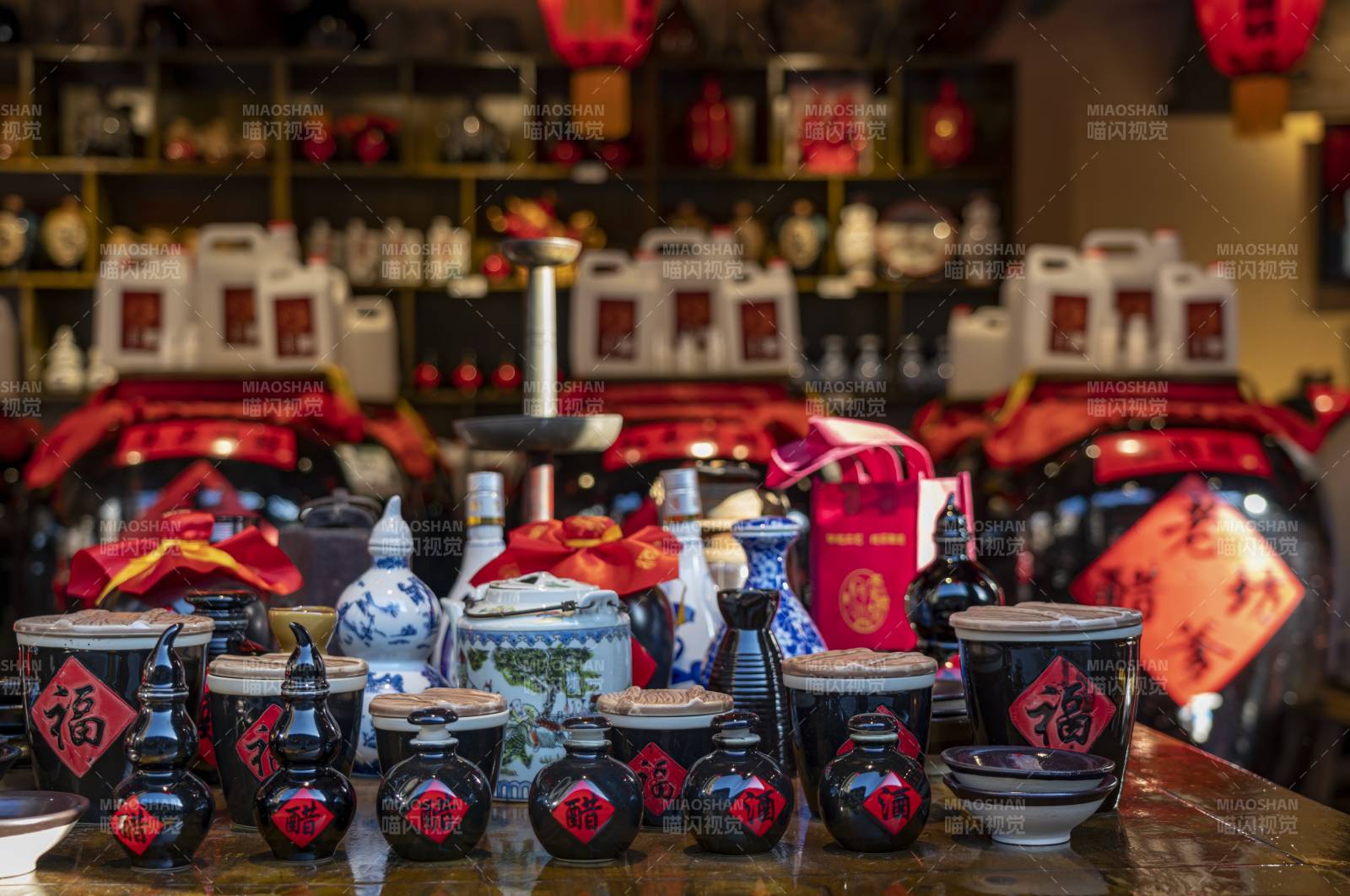 传统酒坛陈列图片