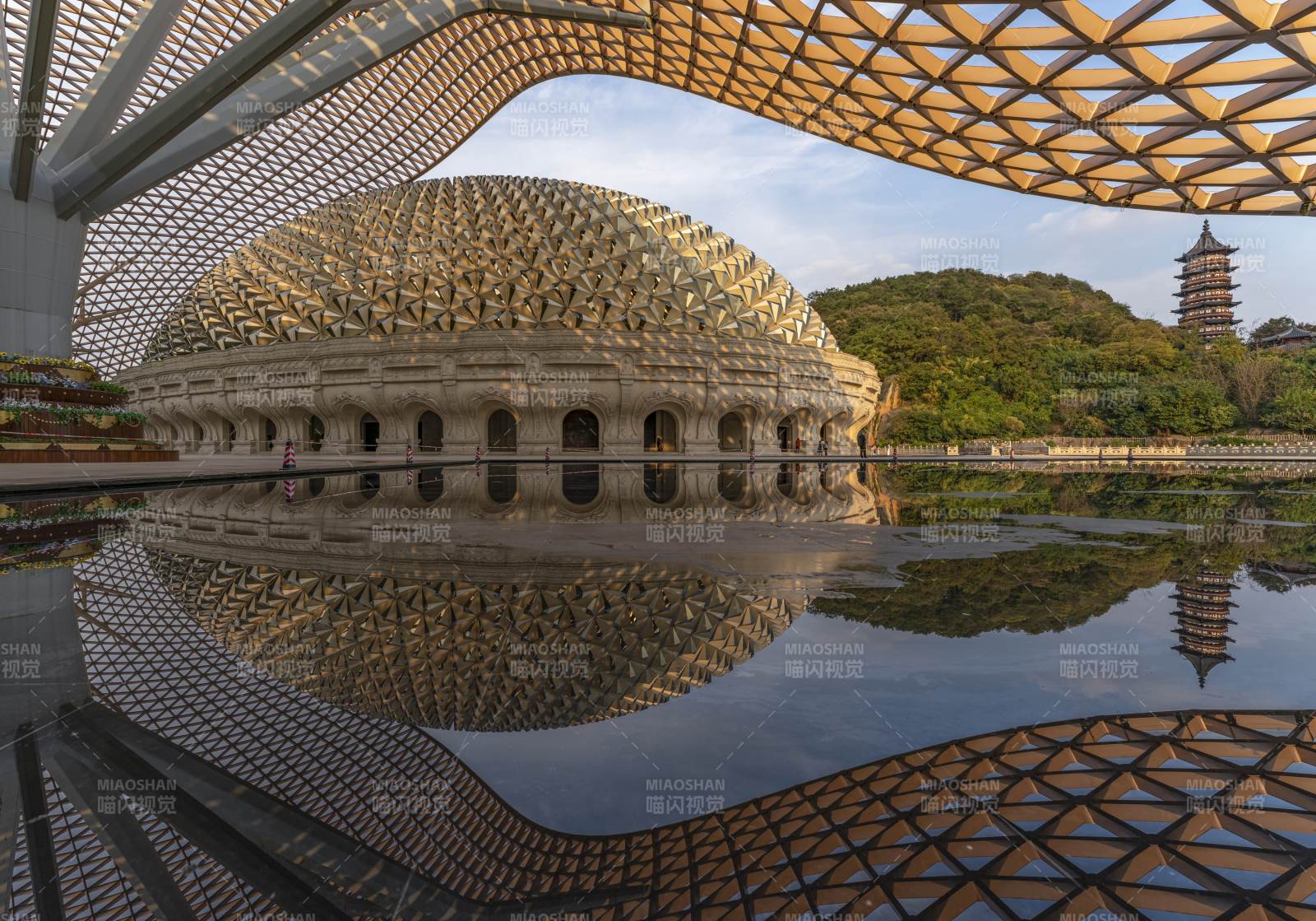 南京牛首山建筑倒影湖中图片