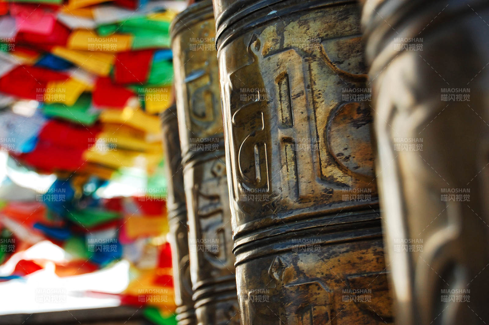 转经筒与彩旗图片