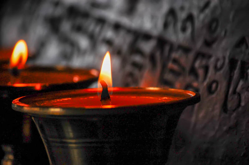 寺庙烛光映古文图片