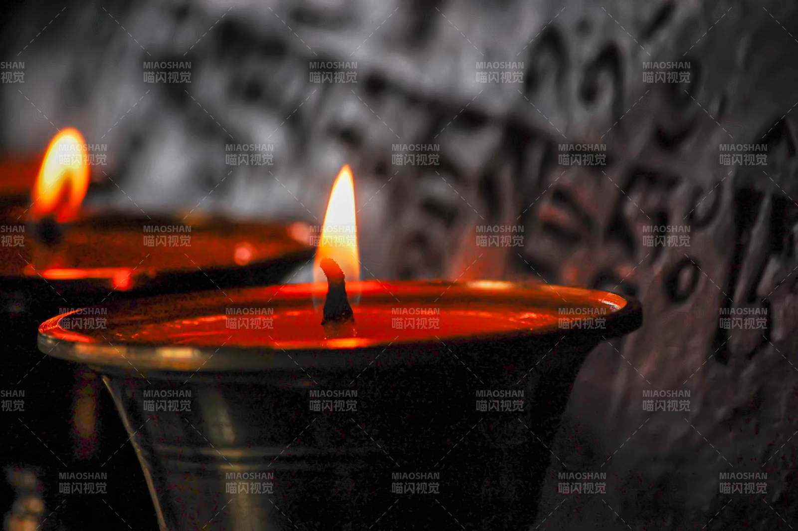 寺庙烛光映古文图片