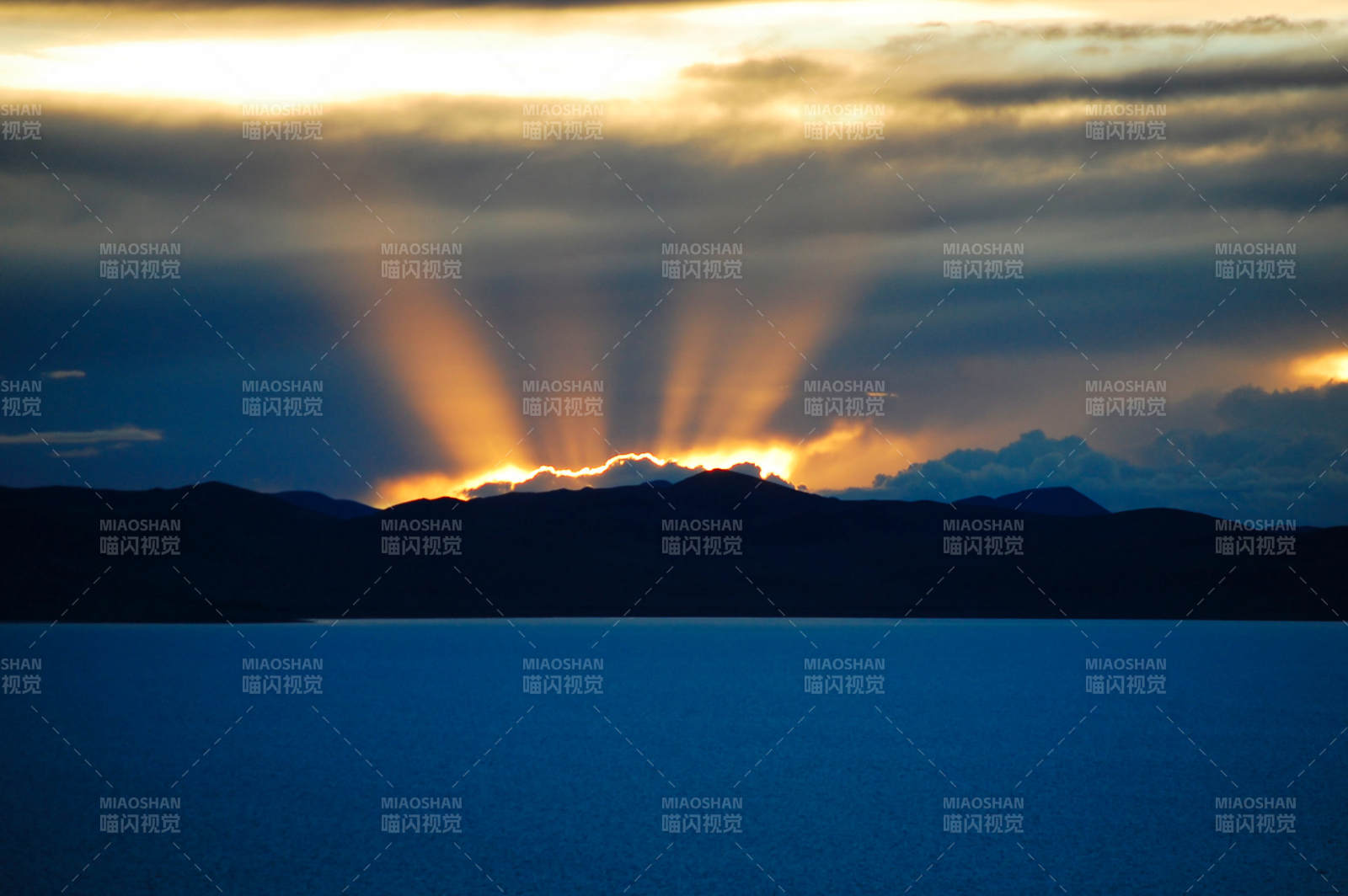 日出云海光束图片