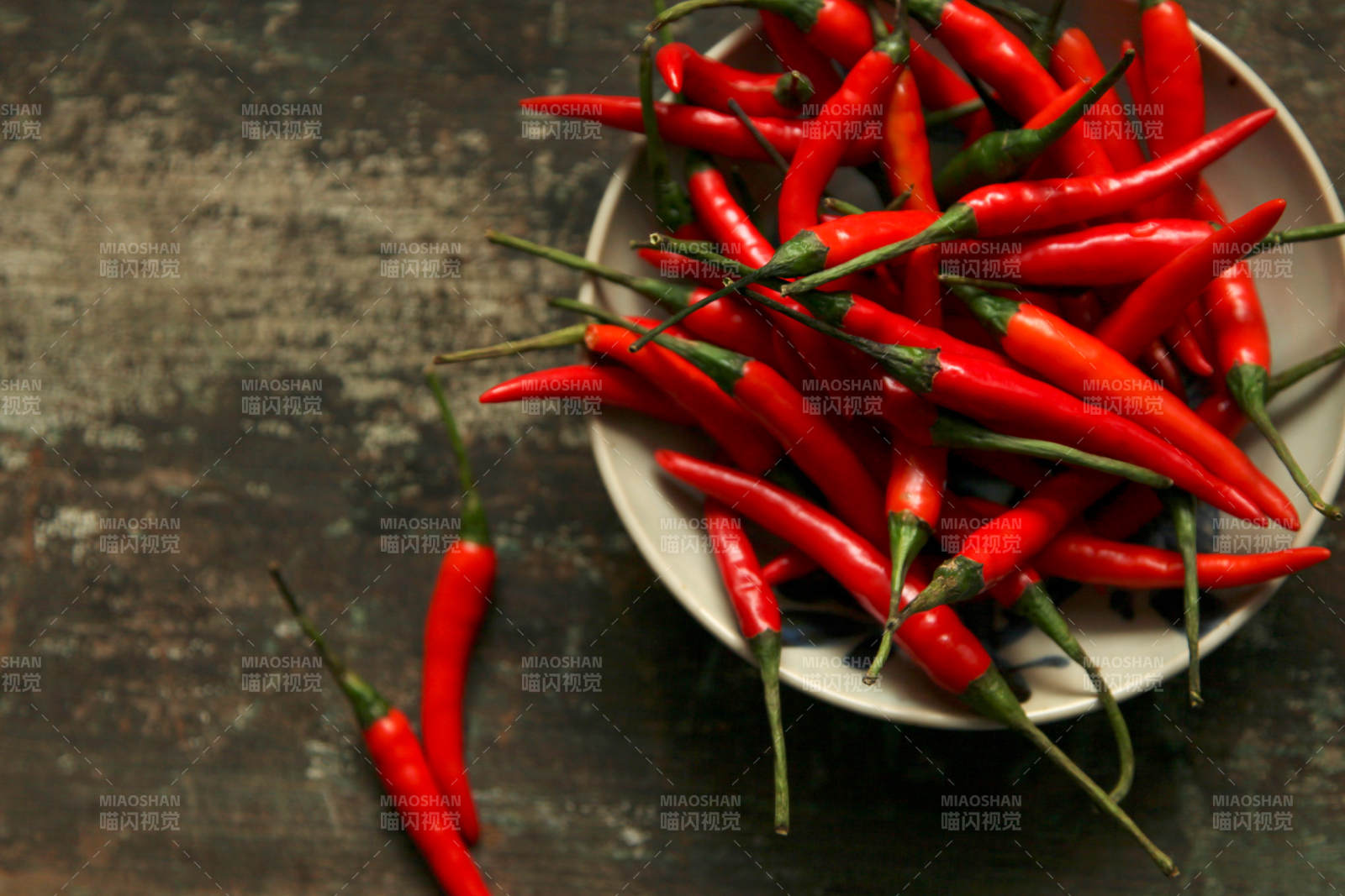 红辣椒堆满盘中图片