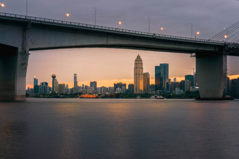 桥下城市剪影(武汉)图片