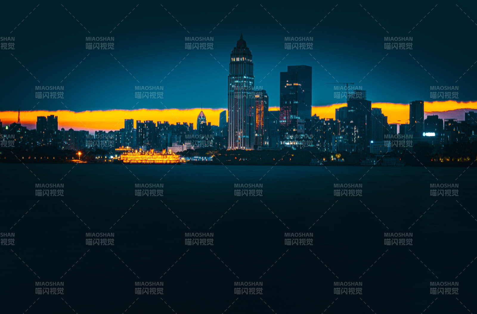 夜幕下的城市剪影（武汉）图片