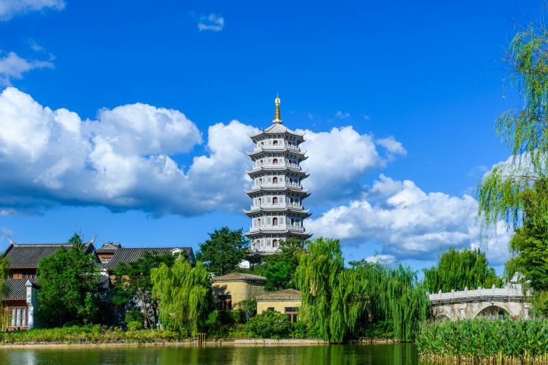 福州闽越水镇湖畔古塔映蓝天图片