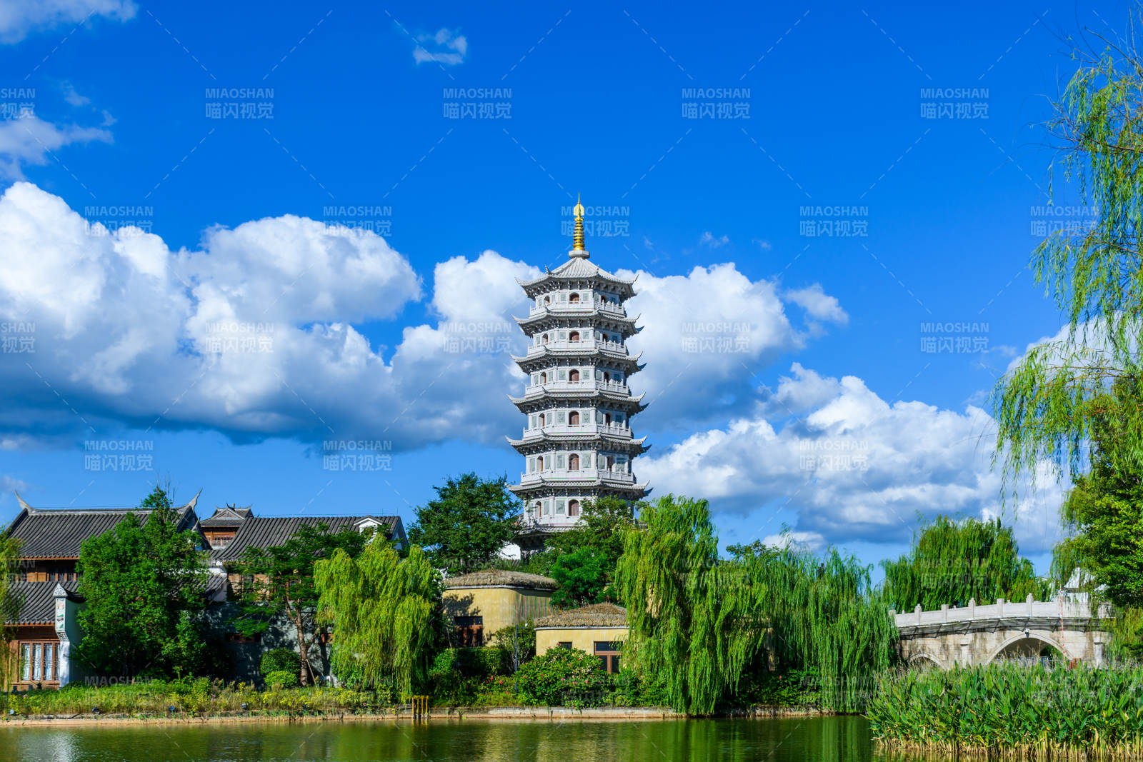 福州闽越水镇湖畔古塔映蓝天图片