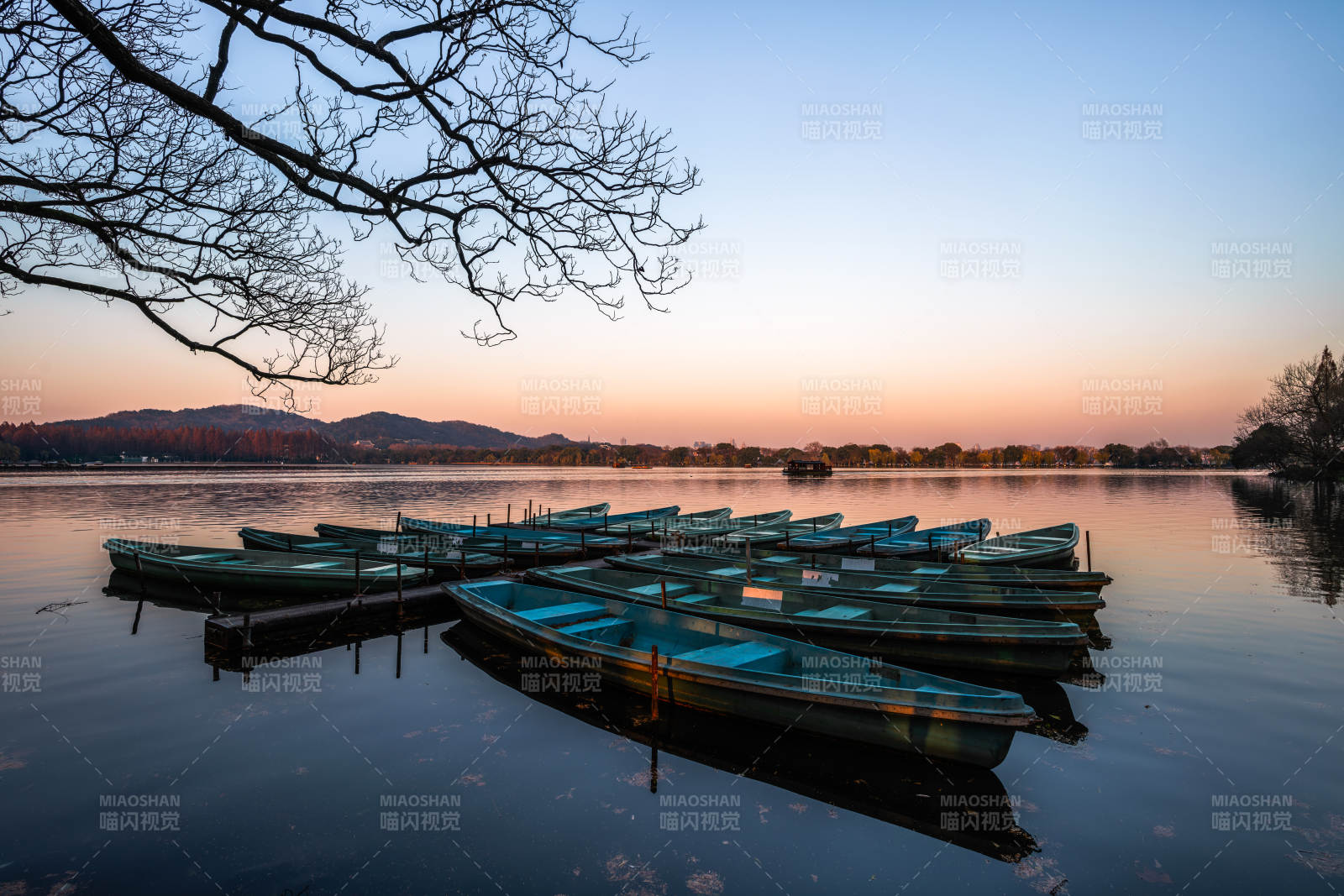 西湖神州基地黄昏舟影图片