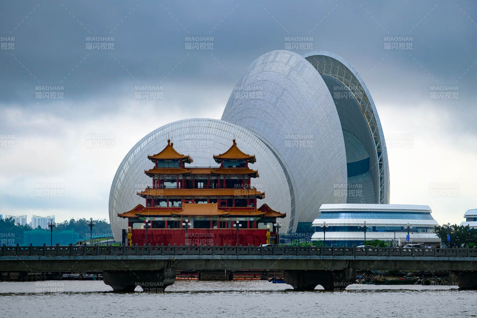 现代建筑与古塔相映--珠海大剧院图片