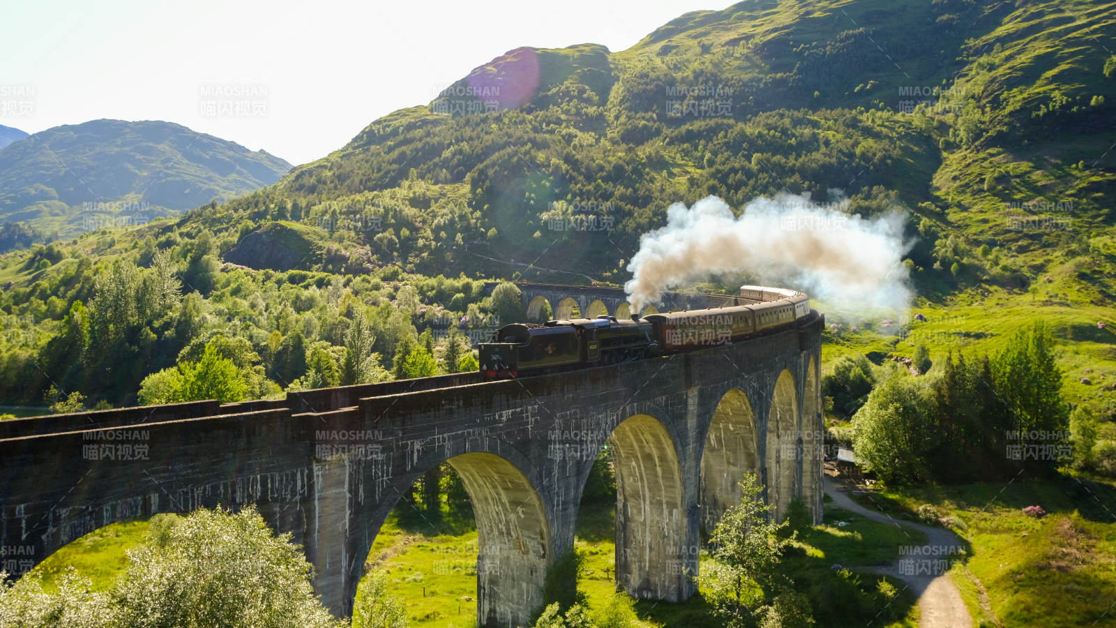 苏格兰格林芬南大桥上穿行的蒸汽火车图片