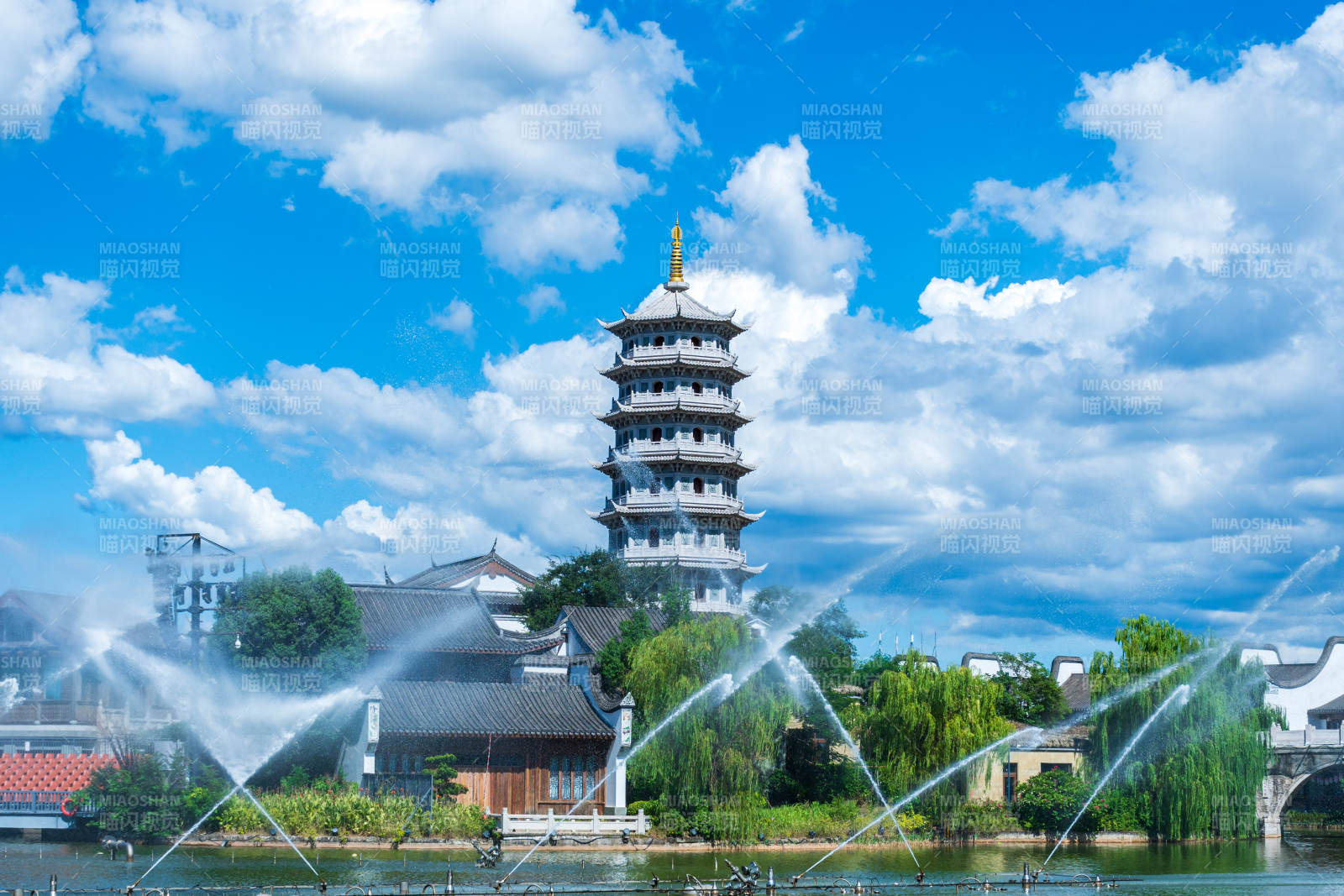 福州闽越水镇塔影水舞蓝天图片