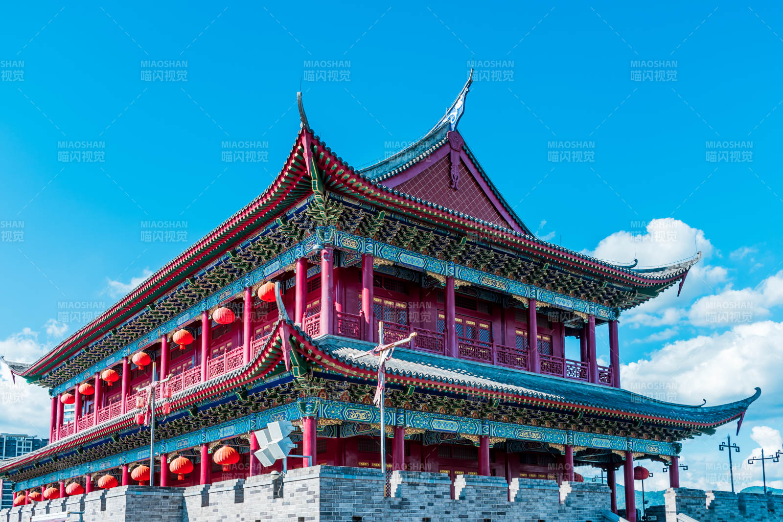 福州闽越水镇古建筑红墙飞檐图片