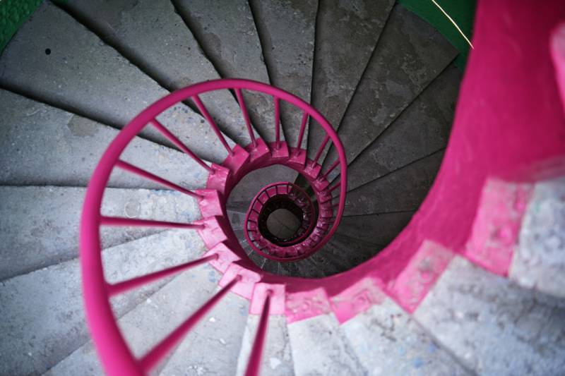 粉红螺旋楼梯图片