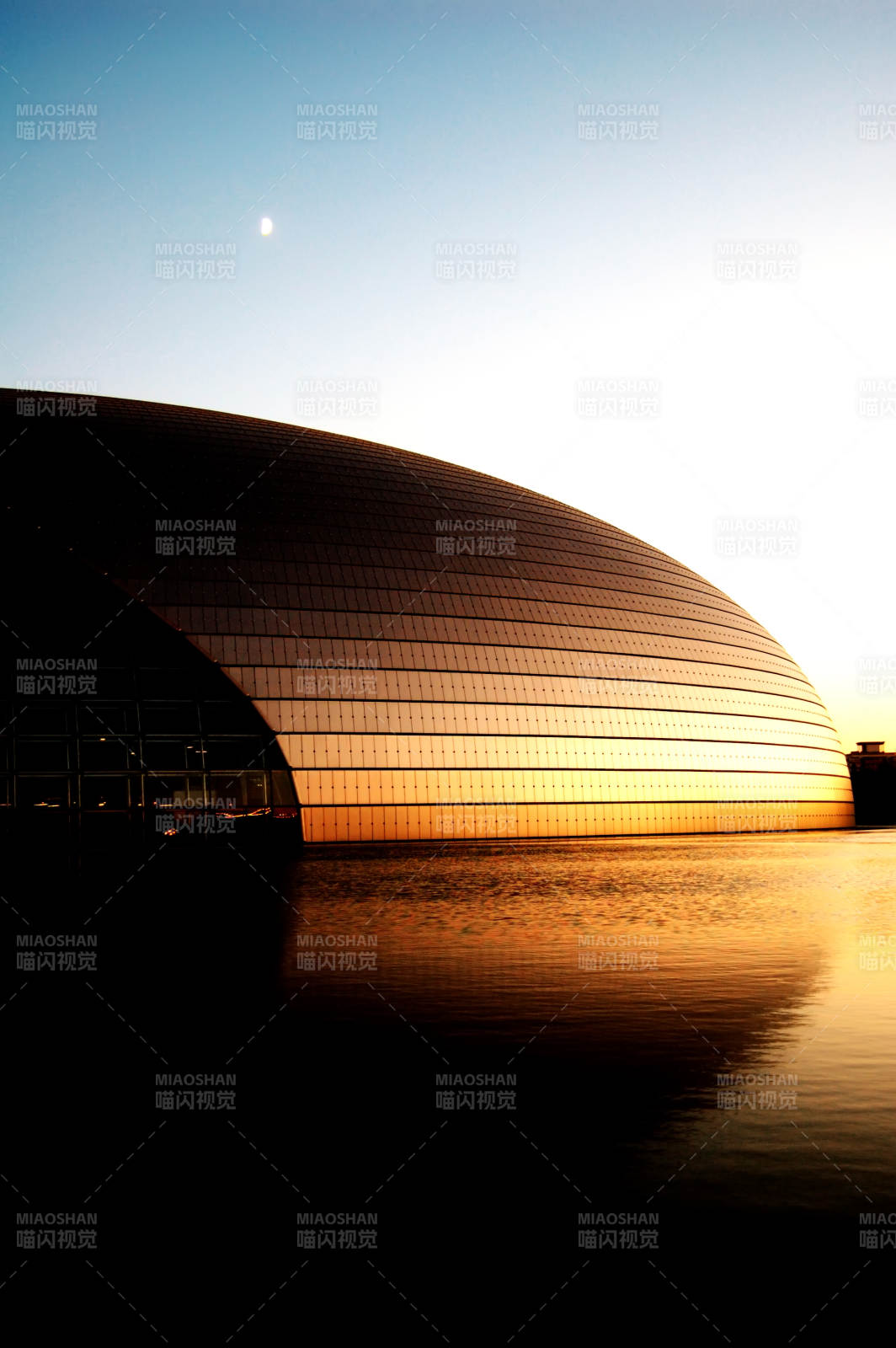 国家大剧院日落穹顶倒影图片