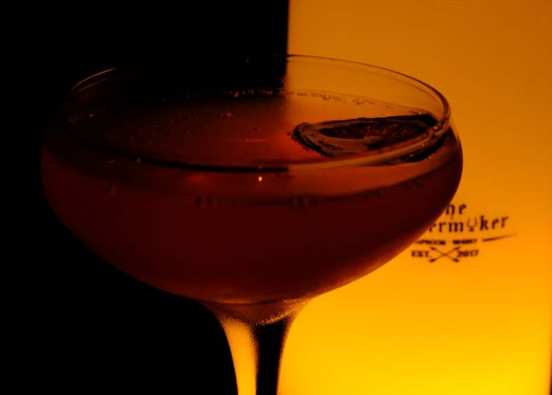 琥珀色鸡尾酒特写图片