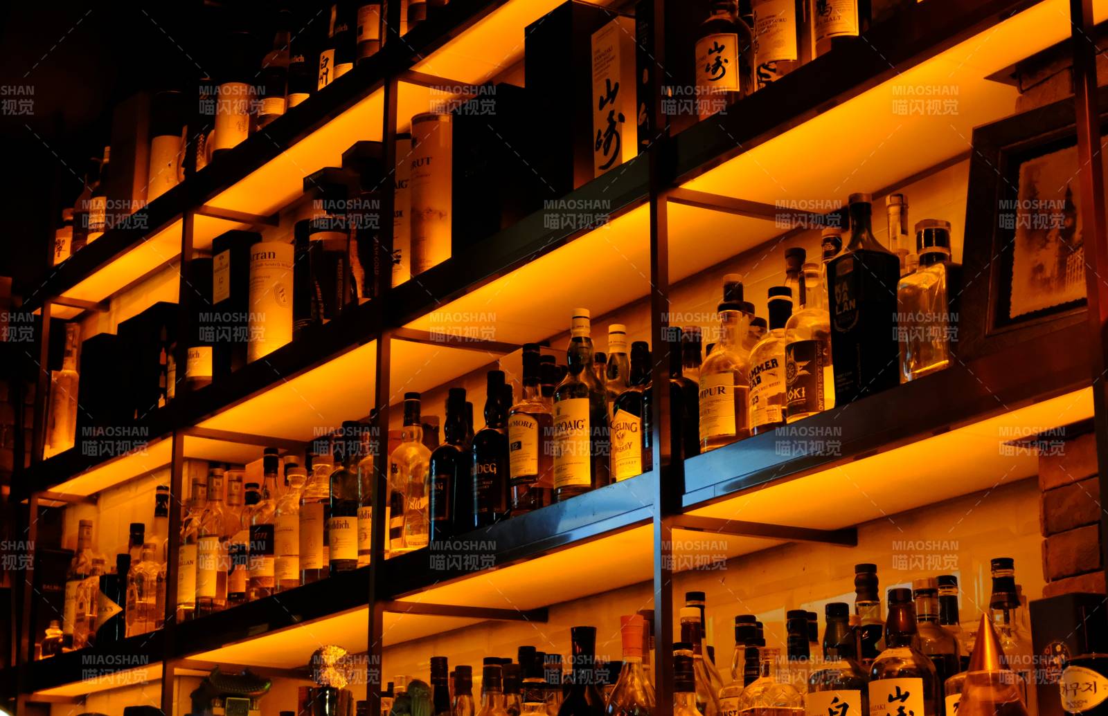 酒柜光影图片