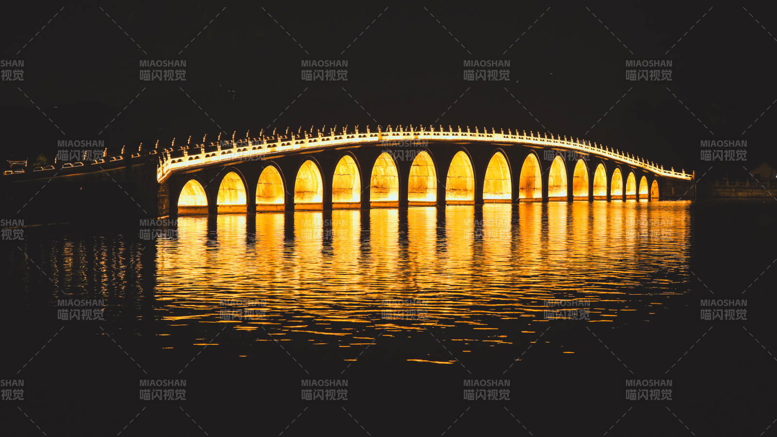 夜色中的颐和园十七孔桥图片