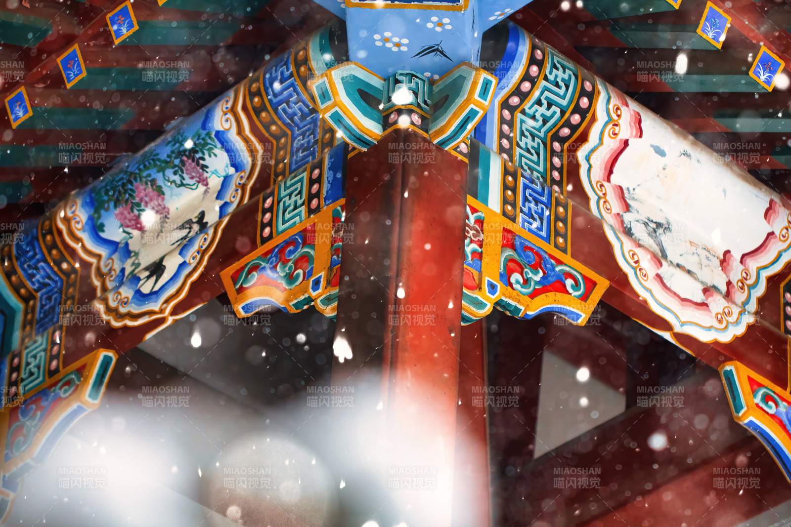 北京大学彩绘屋檐雪景图片