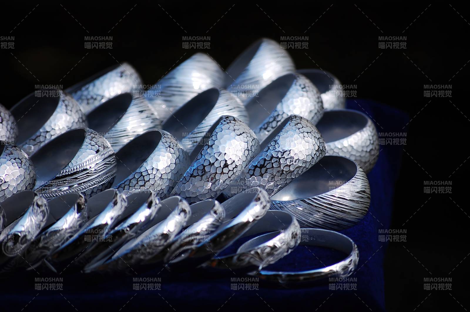 银色蛇纹手镯阵列图片