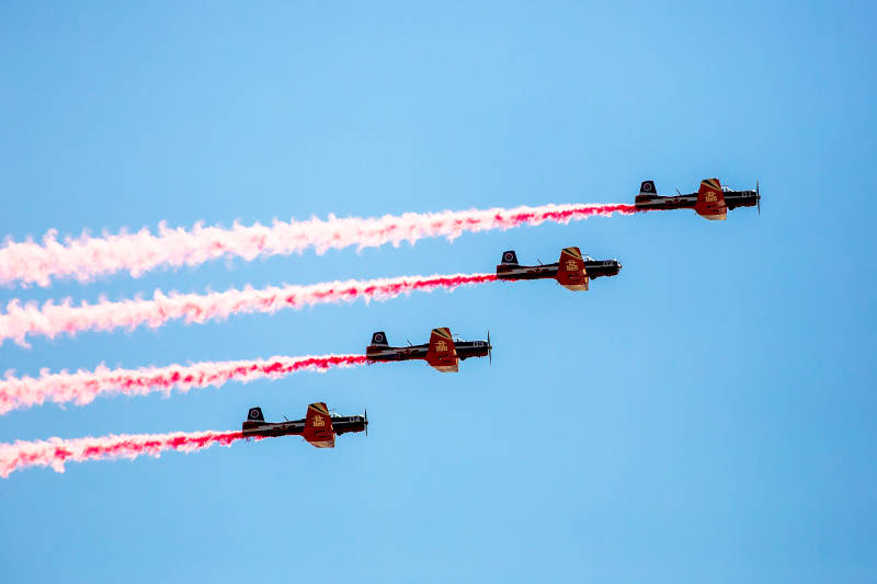 红烟划破蓝天图片