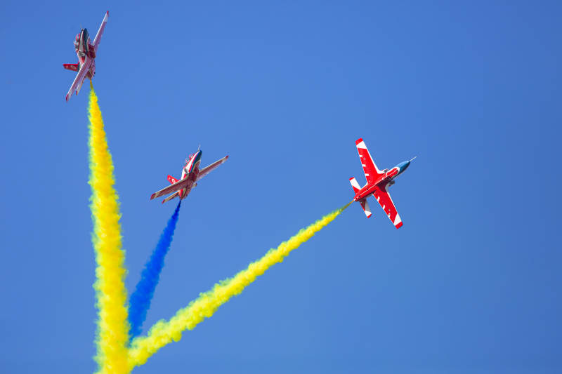 彩烟飞舞 蓝天炫技图片