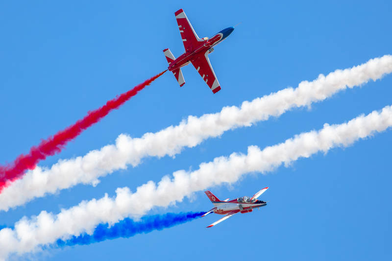 红白蓝烟迹翱翔图片