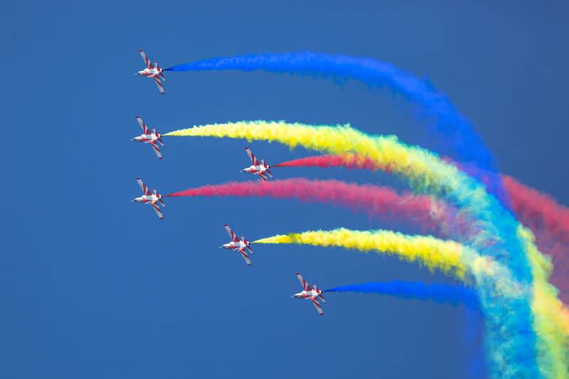 彩烟飞舞 空中盛宴图片