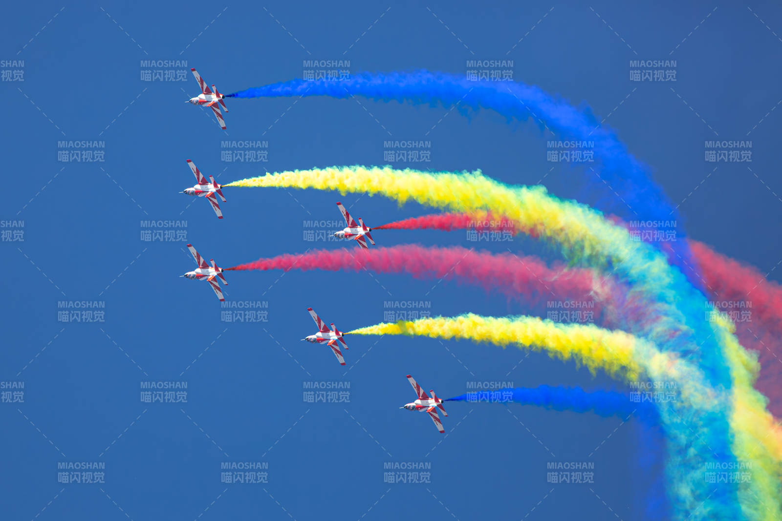 彩烟飞舞 空中盛宴图片