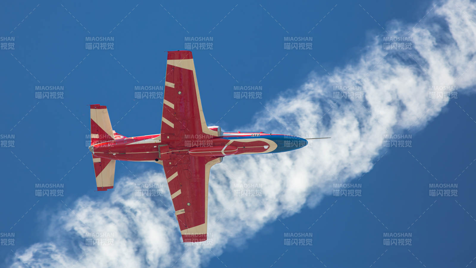 红蓝飞机空中表演图片