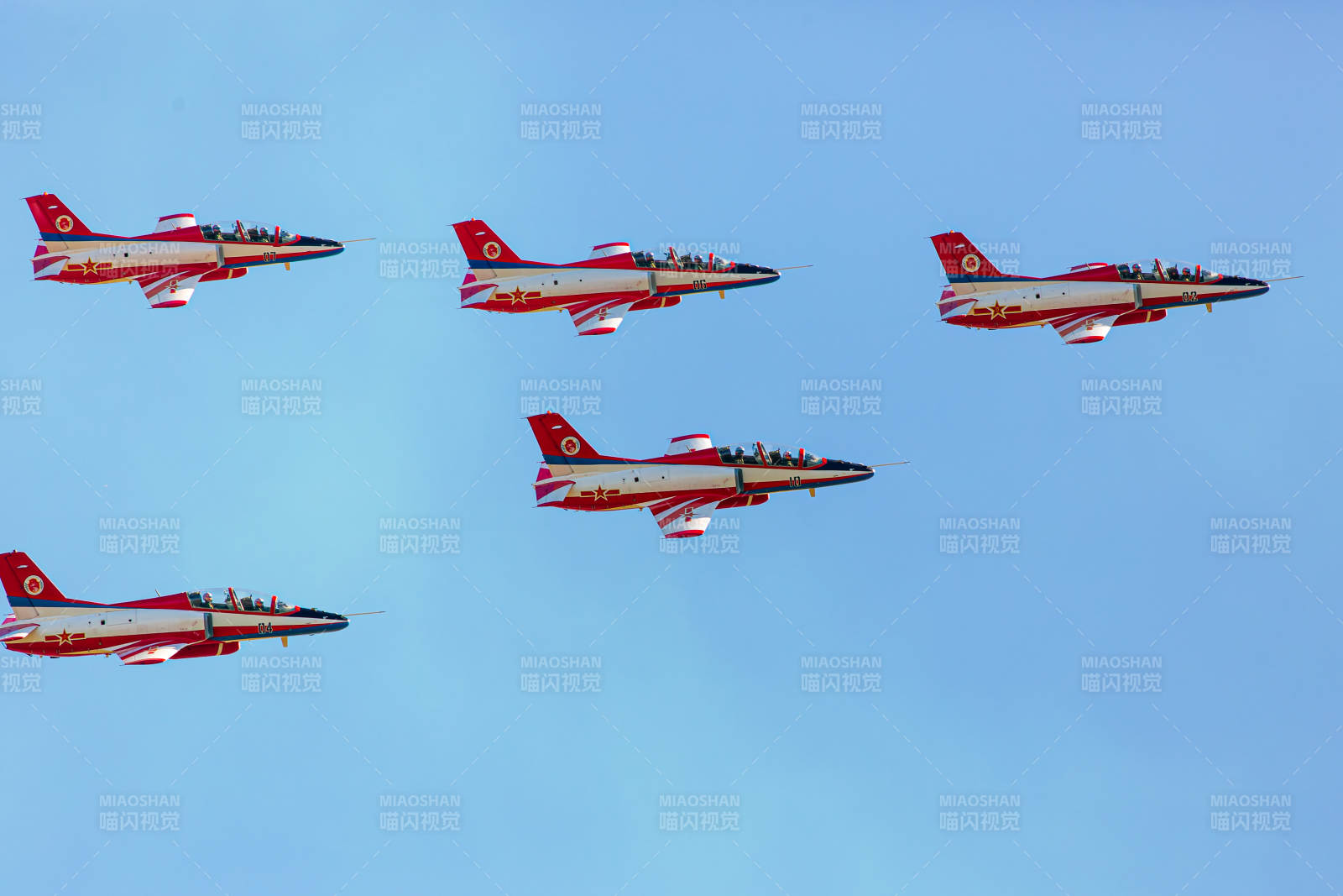 红白战机编队飞行图片