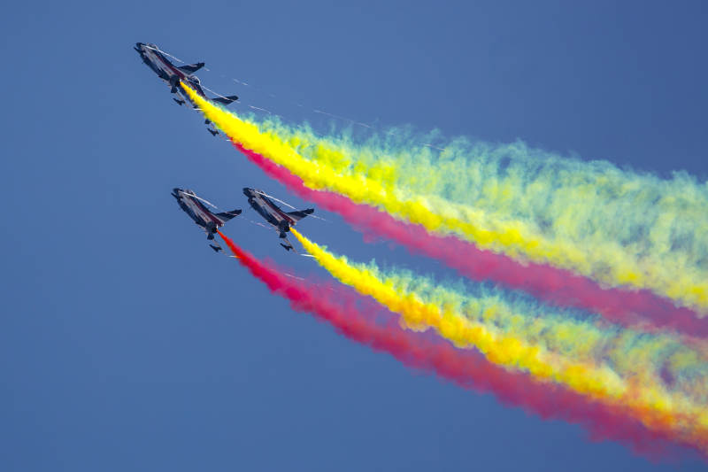 彩烟飞驰 蓝天炫舞图片