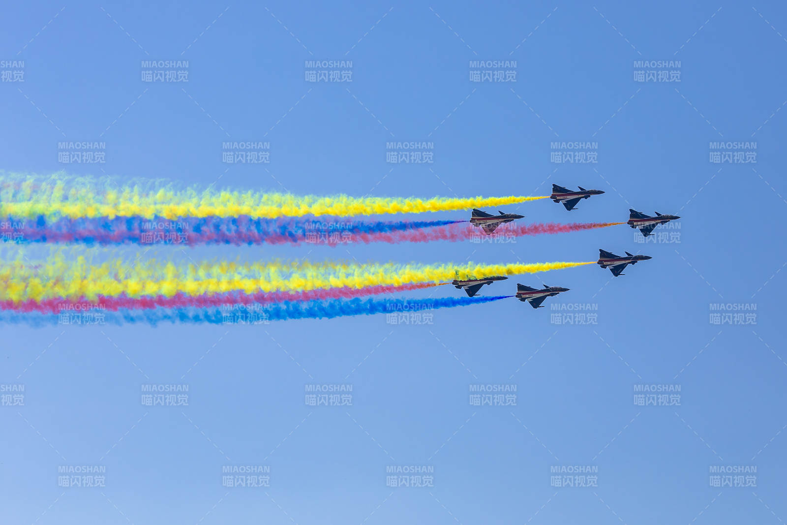 彩烟飞舞 战机翱翔图片