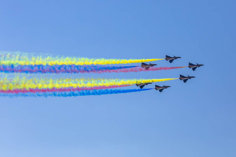 彩烟飞舞 战机翱翔图片