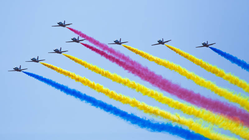 彩烟飞舞 蓝天共舞图片