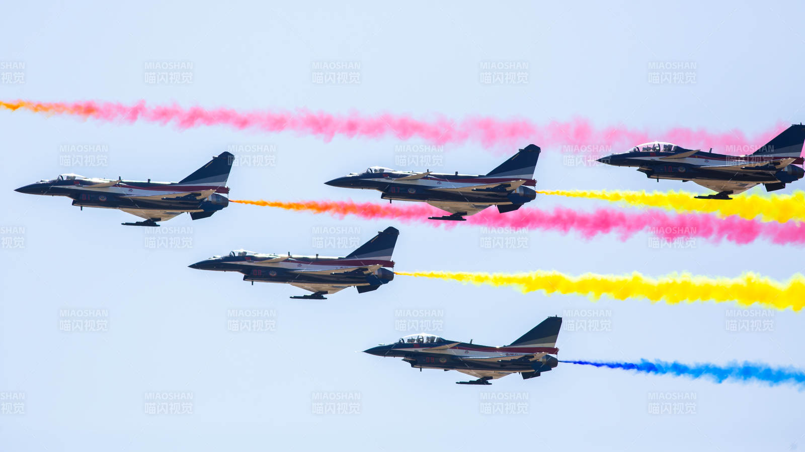 彩烟飞驰 战机编队图片