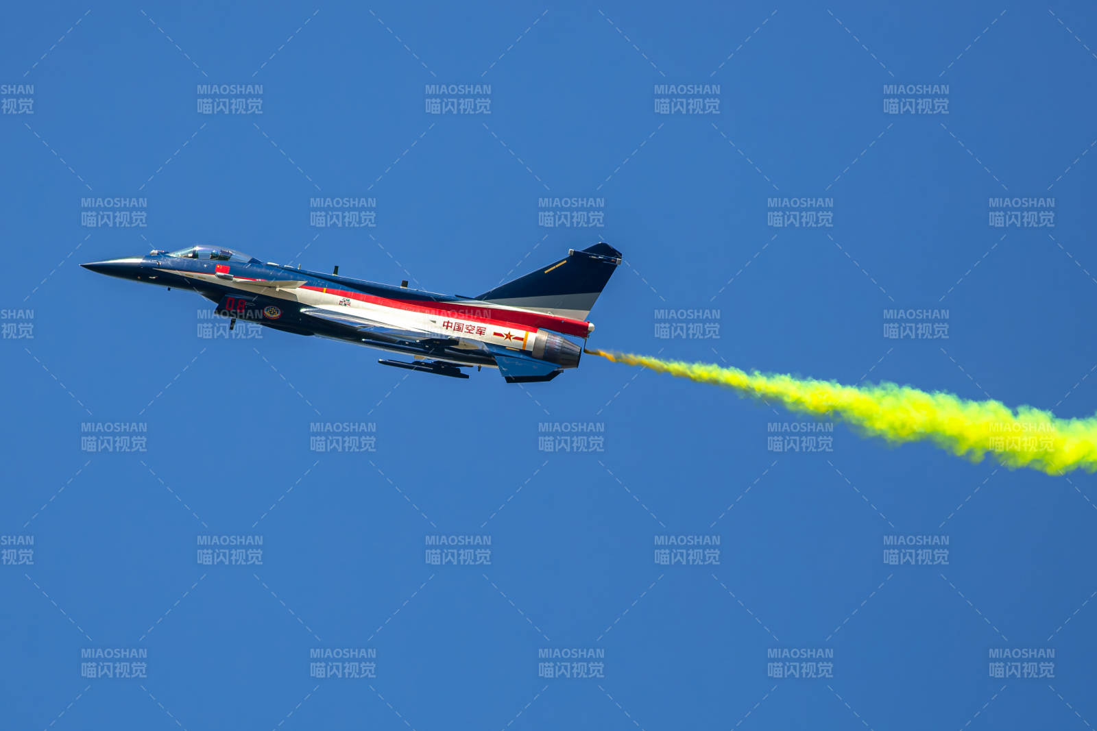 战机喷射彩烟飞行图片