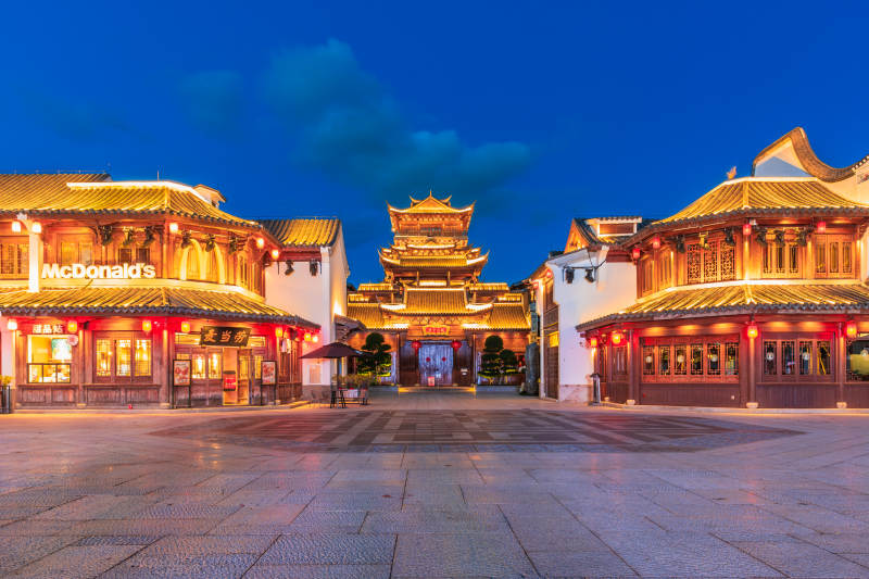 福州闽越水镇古街夜景 灯火辉煌图片