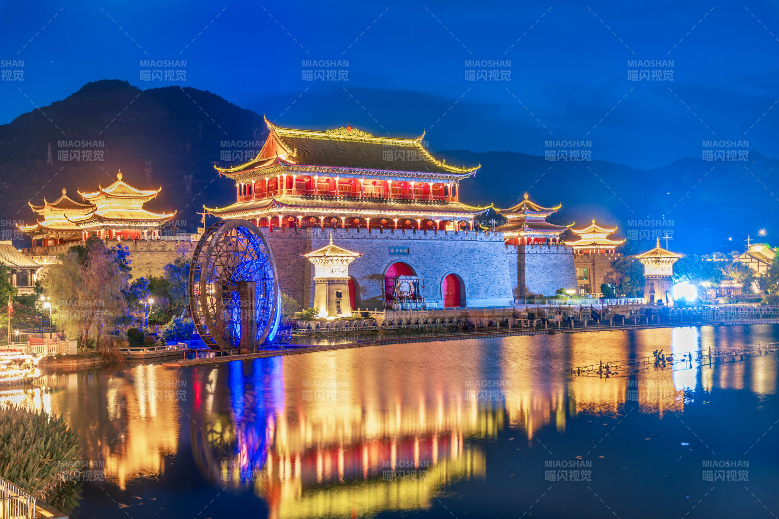 福州闽越水镇夜色中的古城水景图片