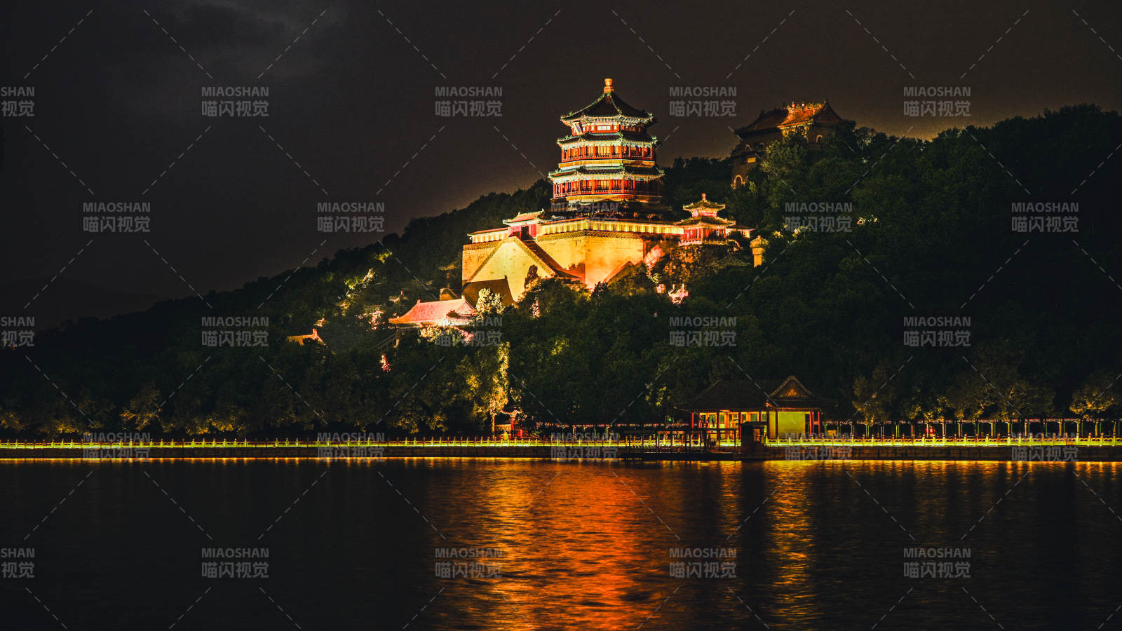 夜色中的佛香阁图片